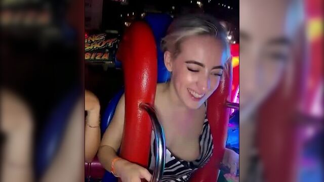 Милая девушка случайно засветила грудь во время катания 3 размер