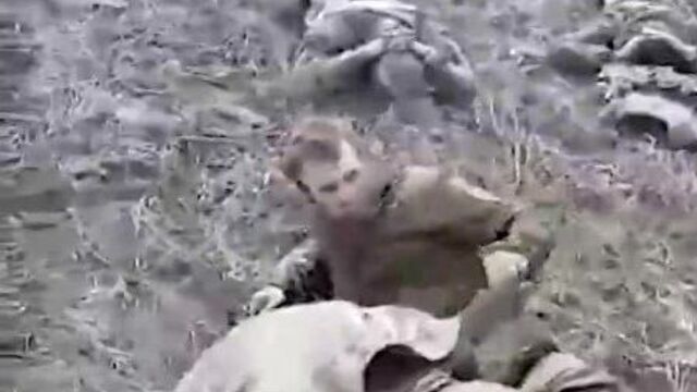 Российские солдаты велят санитарке из всу сделать перевязку и сами ей помогают