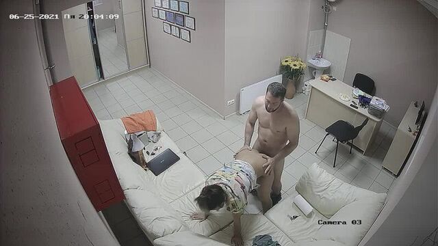 Секс: спалились в офисе на камеру