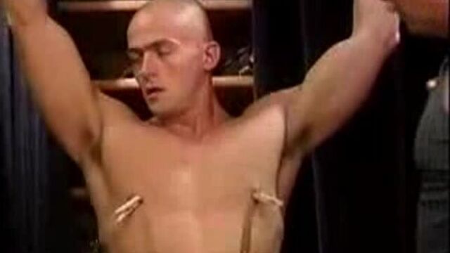 #гейхран кожаному качку отбивают яйки. гей порно бдсм пытка члена и яиц мучение издевательства садизм мазохизм садо мазо раб чмо