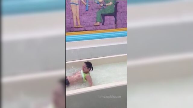 Девушка не спешит закрывать оголенные титьки маленького размера в аквапарке с горки 1 размер