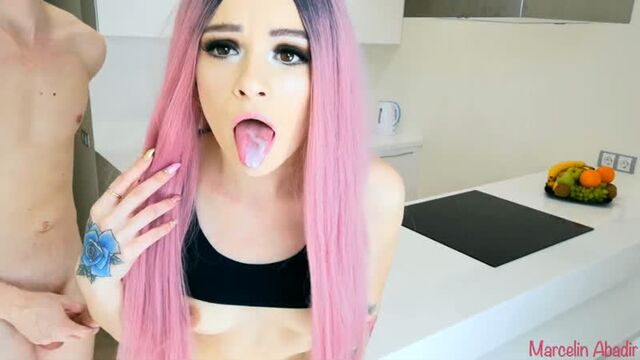 Отодрал студентку на столе и кончил внутрь