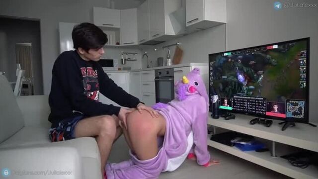 Не отрываясь от игры [порно, секс, трахает, русское, инцест, , большие члены, бр