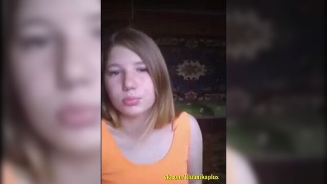 Малолетка показывает свою грудь на веб камеру.