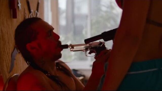 Ванесса хадженс (vanessa hudgens) и эшли бенсон (ashley benson) голые в фильме «отвязные каникулы» (2012)