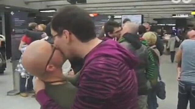 Гей-поцелуи в монреале, канада (флэш-моб)