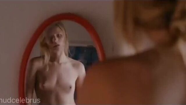 Полностью голая александра бортич рассматривает себя в зеркале
