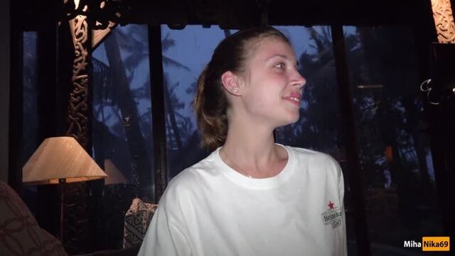 Сосет мой член по любому поводу