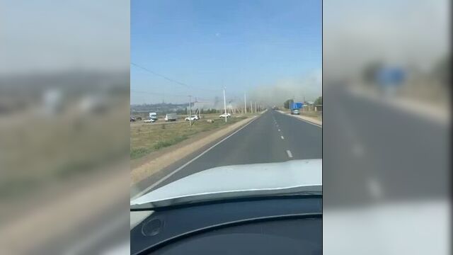 В сорочинске горит сухая трава в черте города