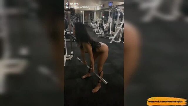 Голый тик-ток - спортивная девочка разделась и взялась за штангу