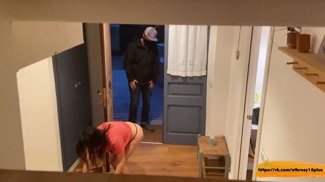 Встретила курьера в стрингах