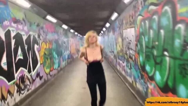 Худышка показала сиськи в подземном переходе
