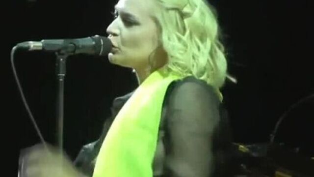 Певица спалила грудь на концерте