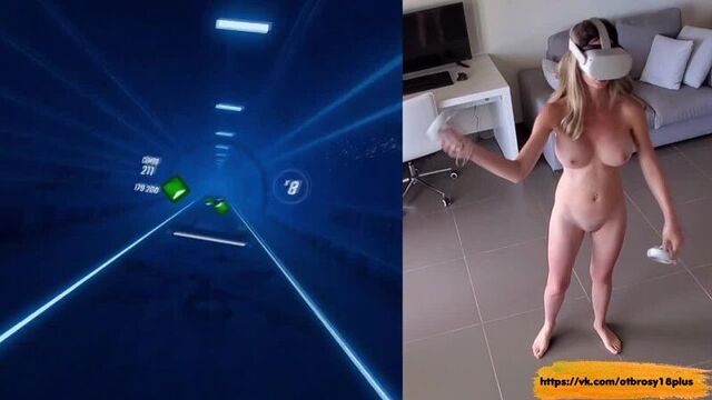 Милфа играет голая в vr