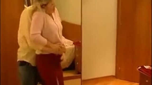 Сын вылизал маме пизду через трусики и оттрахал, спалившись на подглядывании [ мамки, не порно ]