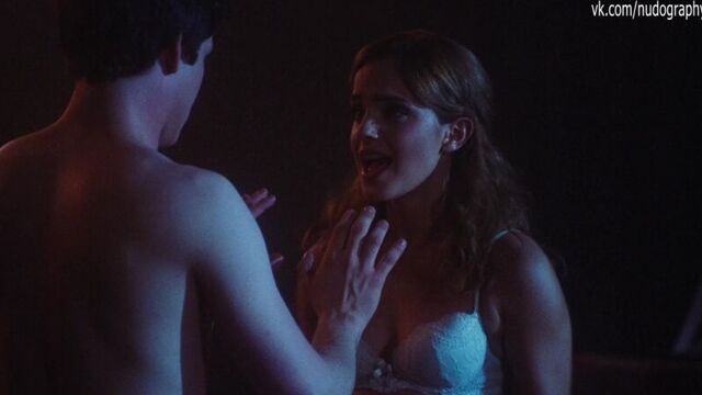 Эмма уотсон (emma watson) в фильме "хорошо быть тихоней" (the perks of being a wallflower, 2012, стивен чбоски) 1080p