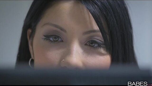 Босс решил выебать секретаршу.