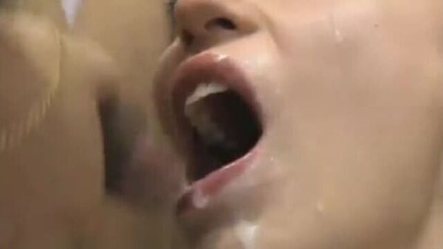 Много хуев кончают сучке в рот и она всё проглатывает