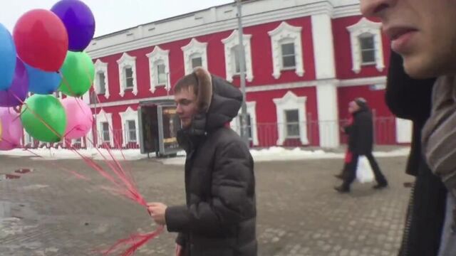 Парни из одинцово поздравляли девушек и женщин с 8 марта!