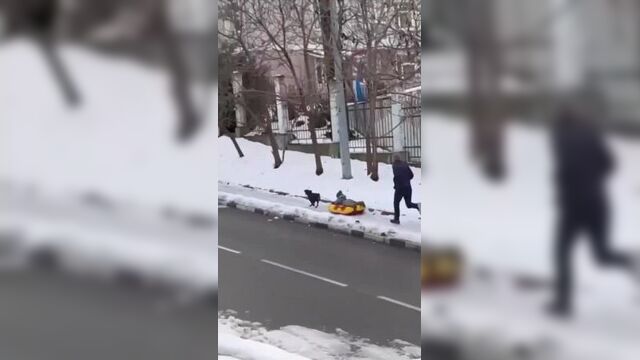 Просто отец с сыном на прогулке в москве