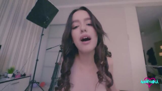 Трахаюсь на кровати моей сестры