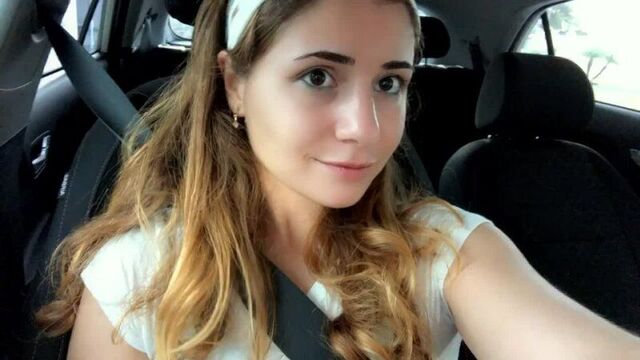 Показывает киску в машине