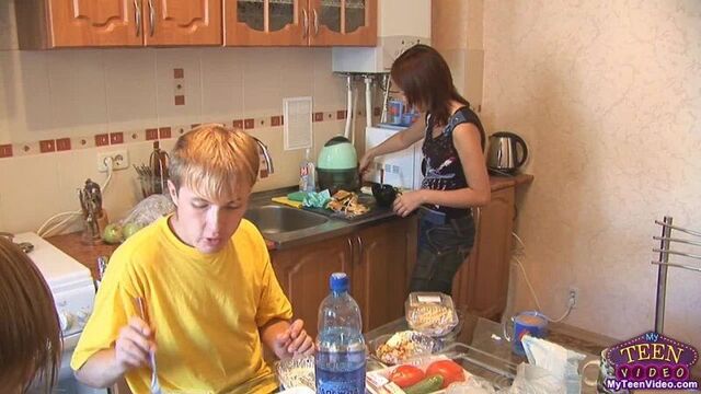 Пензенские тинейджеры. ленка и двое друзей - русское порно