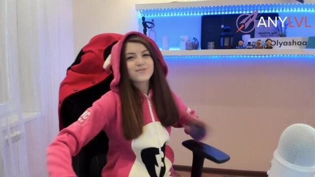 Оляша - забайтили на попу показывает топ шмот olyashaa стрим