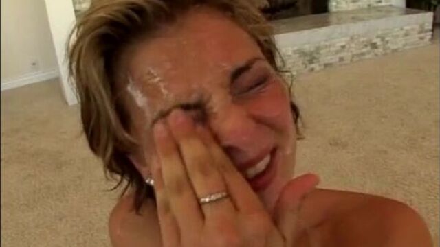 Обкончали шлюшке все лицо и залили спермой рот