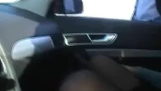 Жена дает потрогать киску прохожим