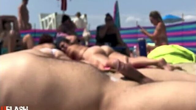 Кончает без рук на публике на пляже женщины смотрят