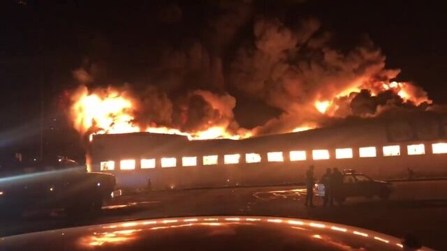 В тюмени пожар в магазине детских игрушек rich family (рич фемели)