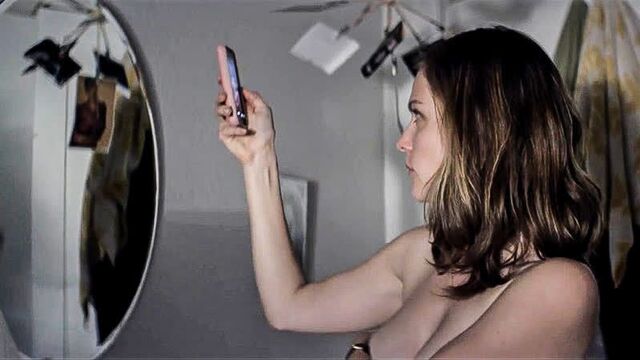 Учительница отправила ню фото своему ученику...