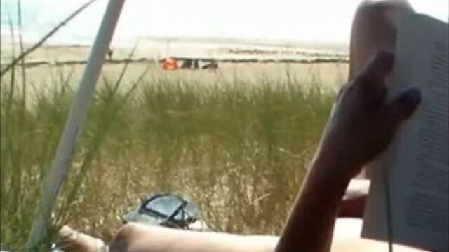 Дрочит читая книгу на пляже