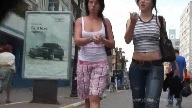 Брюнетка в майке без лифчика