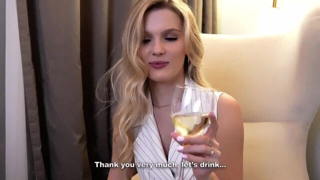 Чувак кончил, но продолжил трахать раком длинноногую блондинку из россии