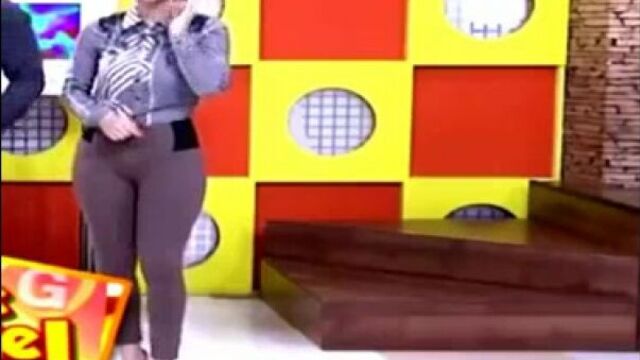 Спалила пизду на шоу