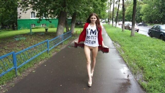 Супермаркет-девушка-худышка-ню-эксгибиционистка-улица