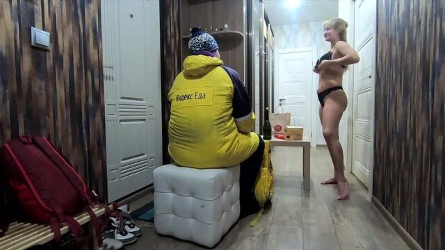 Показала грудь доставщику яндекс еда