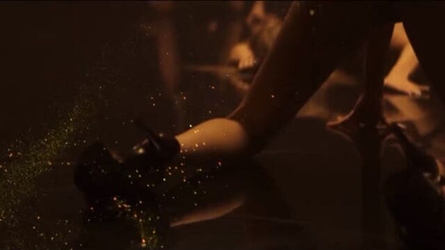 Заставка с титрами, сериал «жизнь по вызову».