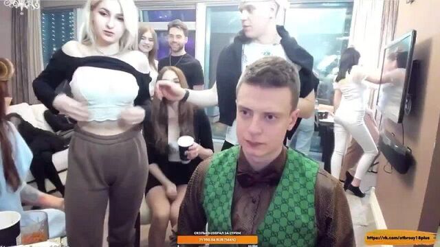 Показала грудь подруги в прямом эфире у mellstroy