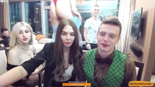 Меллстрой раздел девушку на своем стриме - спалил сочную грудь девушки на стриме mellstroy