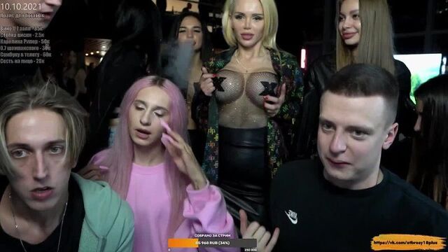 Показала свои новые силиконовые сиськи на стриме у mellstroy