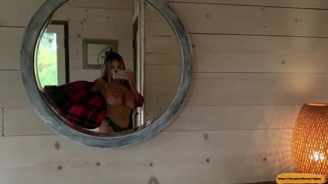 Голый тик-ток - засветила свои огромные бубсы