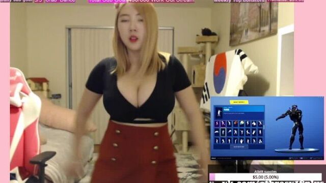 Сочная стримерша танцует танцы из фортнайт и палит свою грудь