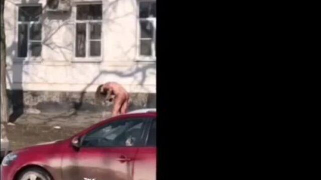 Наркоманка из украины умылась грязью на улице пока гуляла голая