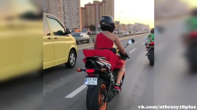 Подруги на мотоциклах в платьях засветили свои попки в центре москвы