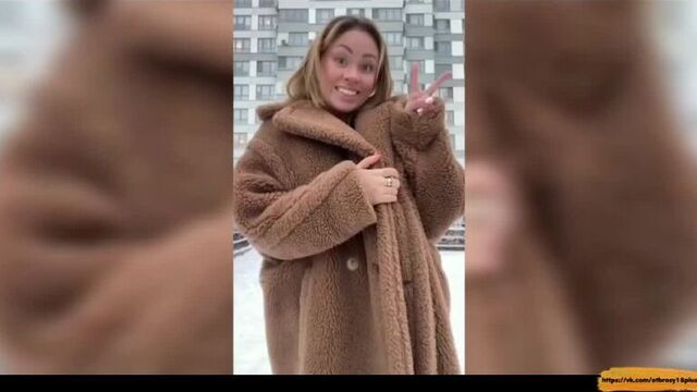 Веселая русская мамочка показала свои сочные сисечки зимой на улице (новогодний вайб)