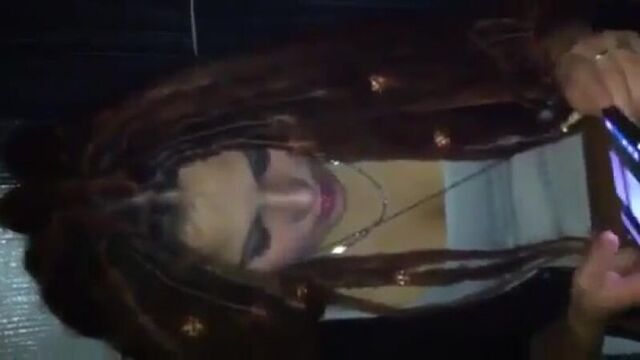 Телка учит французский в туалете пока ее подругу трахают в кабинке