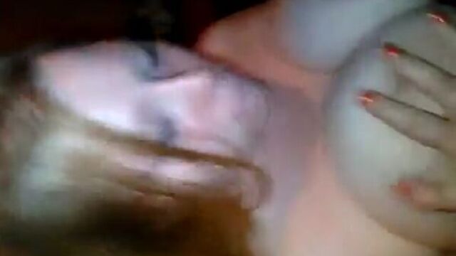 Играет с сиськами